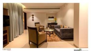 浦那科昆酒店的客厅配有沙发和桌椅