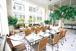 是拉差坎塔瑞海湾酒店是拉差服务式公寓的大楼内带桌椅的用餐室