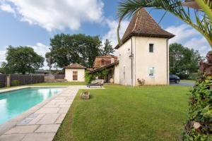 萨利耶德贝阿尔恩Lou Grit - Maison pour 10 avec piscine privée的享有房屋和游泳池的外部景色