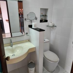 卡马拉海滩Bungalows Musch Kamala Phuket的一间带水槽、卫生间和镜子的浴室