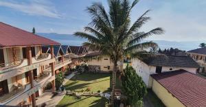 AmbaritaThyesza Hotel的棕榈树度假村的空中景观
