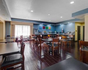 Rowlett雷哈伯德湖康福特套房酒店的餐厅内带桌椅的用餐室