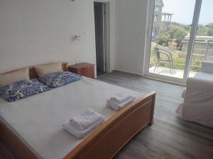 RadovanićiSunset Villa Montenegro的一间卧室配有一张大床和毛巾