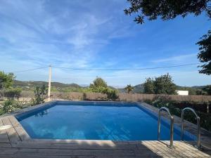 埃斯波尔莱斯Finca es Born - vistas panorámicas的庭院里的一个蓝色海水游泳池