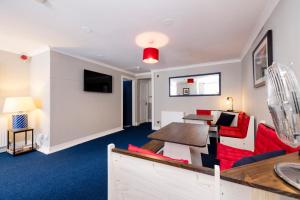 爱丁堡New Town Rooms的客厅配有红色的沙发和桌子