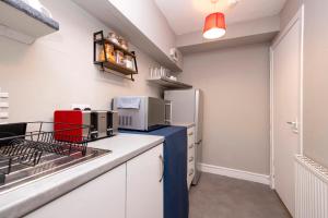 爱丁堡New Town Rooms的厨房配有水槽和冰箱