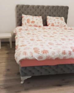 Gornja ToplicaApartmani Banja Vrujci Lux的一间卧室,床上有粉红色的鲜花