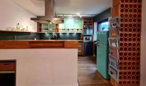 博特罗普Kleine Oase的一间厨房,里面配有旧绿色冰箱