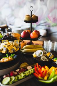 法克湖Hotel Faaker See Inn by S4Y的一张桌子,上面有不同种类的水果和蔬菜