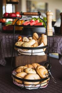 法克湖Hotel Faaker See Inn by S4Y的桌子上一排面包和糕点
