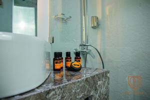 纳祖尔Marchica Hotel的浴室的柜台上放了两瓶肥皂