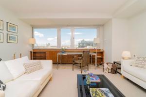 马德里科隆公寓的客厅配有白色的沙发和桌子