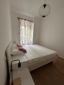 里耶卡Nina & Lola的卧室配有白色的床和窗户