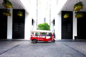 曼谷曼谷素坤逸 15 号瑞享酒店的停在大楼前的红色小汽车