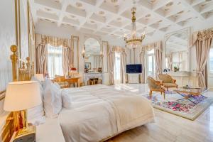 卢塞恩卢塞恩全国大饭店的卧室配有一张白色大床和吊灯。