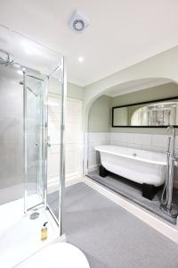 阿伯蒂费S.A.布莱恩有限公司多维旅馆的浴室配有浴缸及镜子