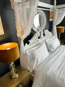 布莱顿霍夫Blue Sky Guest House的卧室配有白色的床和镜子