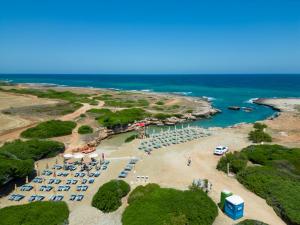 托雷桑塔萨宾娜Calanca Apulian Residence的享有海滩的空中景致,配有遮阳伞和海洋