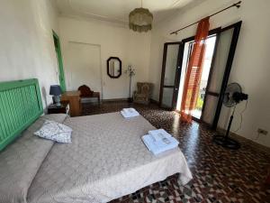 巴勒莫Mille Lire的一间卧室配有一张床,上面有两条毛巾