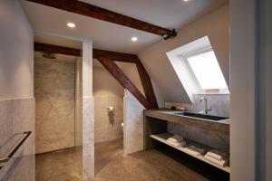 格罗宁根Business Guesthouse的一间带水槽和淋浴的浴室
