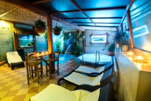 斯克拉斯卡波伦巴波德斯莱妮卡酒店的客房设有带浴缸和桌子的酒吧。