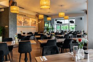 乌斯特龙乌斯特龙钻石酒店的配有木桌和椅子的餐厅
