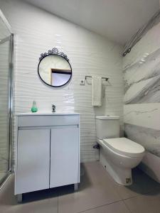 波尔图Guest house D. Filipe I的白色的浴室设有卫生间和镜子