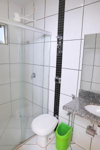 QuirinópolisHotel Borges的带淋浴、卫生间和盥洗盆的浴室