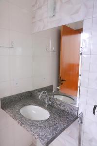 QuirinópolisHotel Borges的浴室设有2个水槽和镜子