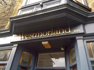 鲍内斯温德米尔The Westmorland Inn的西部荒地旅馆前方的标志
