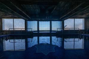 沃利迪耶Chateau Eden El Rouh & Spa的一座带窗户的建筑中的游泳池