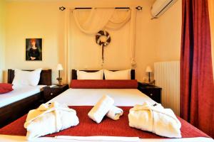 SkítiGuesthouse Amanitis Caesarea的酒店客房,配有两张带毛巾的床