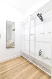 马德里Arturo Soria Apartments3的浴室设有白色的架子和镜子