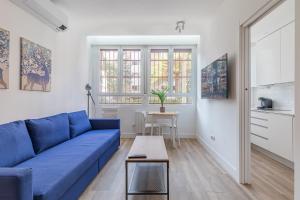 马德里Arturo Soria Apartments3的客厅配有蓝色的沙发和桌子