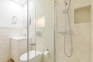 马德里Arturo Soria Apartments3的带淋浴、卫生间和盥洗盆的浴室