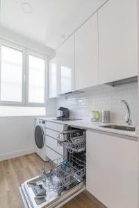 马德里Arturo Soria Apartments3的白色的厨房配有洗碗机和水槽