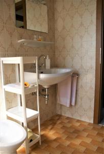 圣卡尼兹Die Sonnenblume的一间带水槽和卫生间的浴室