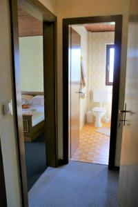 圣卡尼兹Die Sonnenblume的通往浴室的开放式门,浴室设有卧室