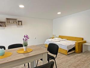 克兰内沃Di Mare Holiday Apartments的卧室配有一张床和一张桌子及椅子