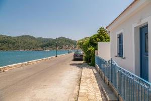 瓦西Cottage on the Sea的停泊在水边道路边的汽车