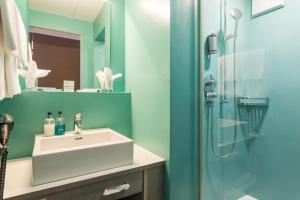 苏黎世普拉兹尔奇酒店的一间带水槽和淋浴的浴室