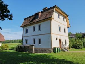 沃尔特湖畔韦尔登Bungalow & Apartments "Am Deber" Velden - Augsdorf的一间白色的大房子,有棕色的屋顶