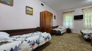 Novi BečejKod Bake的酒店客房设有两张床和窗户。