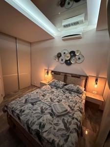 萨拉热窝Apartman S&V 4 Wellness & Spa Barda的卧室配有一张挂在墙上的带板子的床