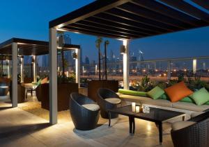 迪拜Downtown Luxury - 5 star Hotel Facilities - 5 min walk to Dubai Mall的屋顶庭院配有沙发和桌椅