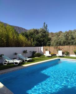 奥尔希瓦CORTIJO LALO的庭院里的一个蓝色海水游泳池