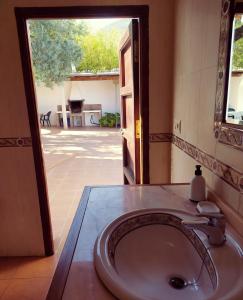 奥尔希瓦CORTIJO LALO的一间带水槽和开放式门的浴室