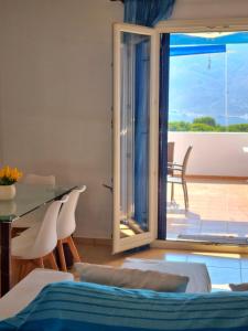里瓦的亚Zafeiris Apartments的客房设有餐桌,享有庭院的景色