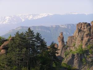 贝洛格拉奇Belogradchik View Apartment的从山顶上可欣赏到山脉美景