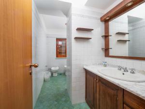 梅塔Maison Rosa的一间带水槽和卫生间的浴室